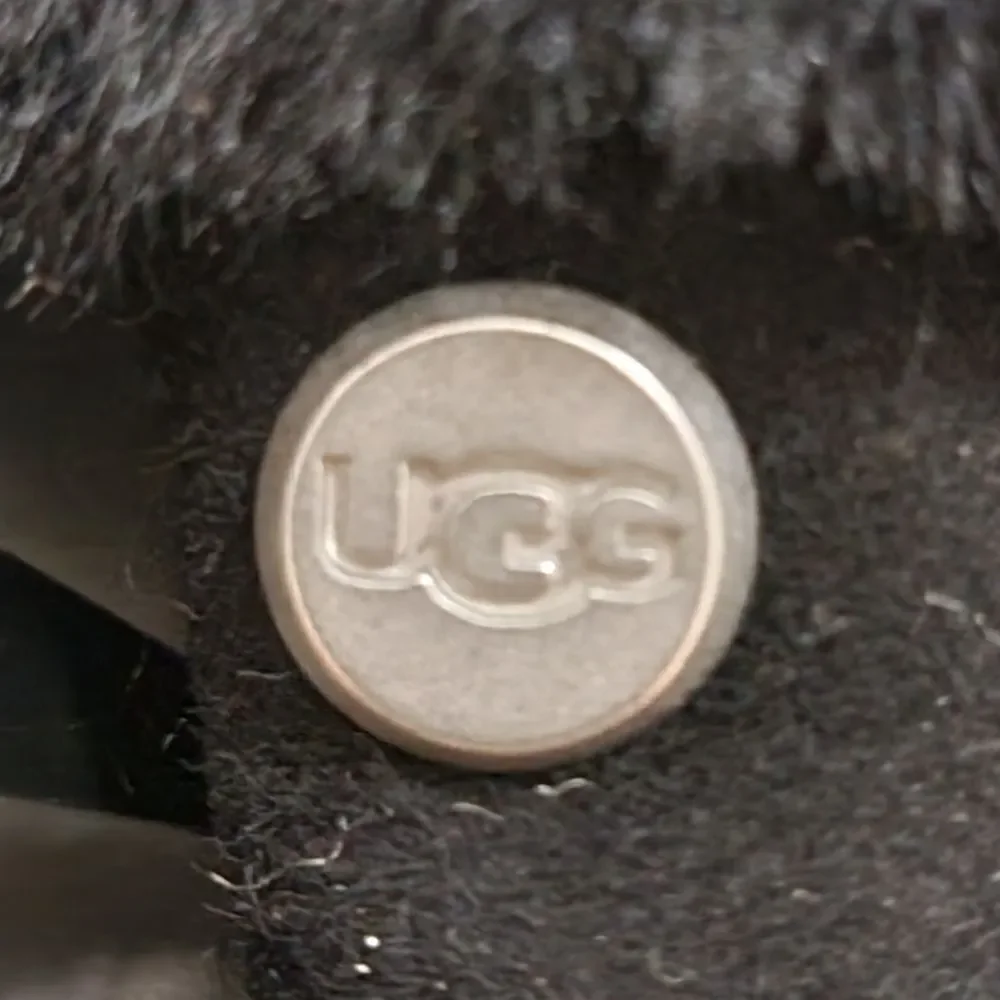 UGG Classic Perforated Genuine Dyed Shearling Gloves Black NEW w tag Size Small